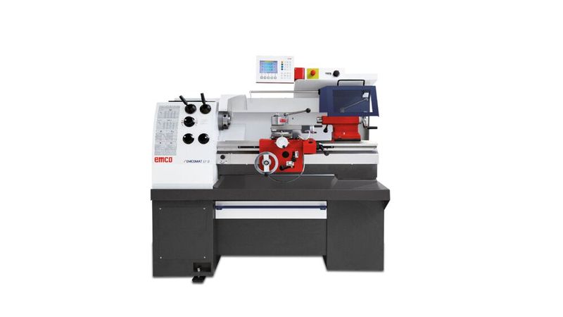 L'Emcomat 17D impressionne par sa convivialité et son ergonomie exceptionnelles. Il dispose d'un écran numérique à 3 axes et offre une vitesse de coupe constante ainsi qu'un réglage progressif de la vitesse. (Source : EMCO GmbH)