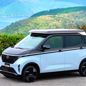 Während der Fahrt liefert das Modul auf der Dachbox bis zu 300 Watt.(Bild:  Nissan)