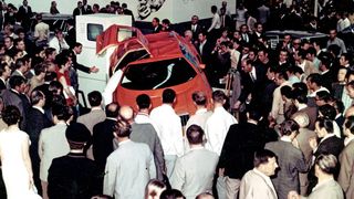 Stars und Sternschnuppen auf der IAA faszinieren die Massen – 1969 zeigte Mercedes den Wankel-Sportwagen C111, der aber nicht in die Serie ging. (Bild: Mercedes-Benz)