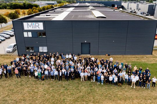 Mobile Industrial Robots, kurz MIR, hat sich nun mit Autoguide Mobile Robots zusammengetan. Man firmiert weiter unter dem Namen MIR. Das hier zu sehende Team wird in Zukunft für innovative autonome mobile Roboter (AMR) für die Intralogistik sorgen. Mobile Industrial Robots, kurz MIR, hat sich nun mit Autoguide Mobile Robots zusammengetan. Man firmiert weiter unter dem Namen MIR. Das hier zu sehende Team wird in Zukunft für innovative autonome mobile Roboter (AMR) für die Intralogistik sorgen.