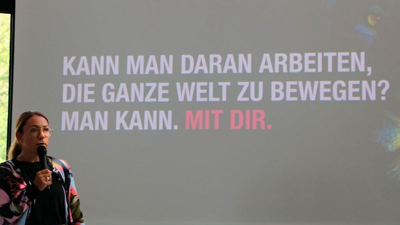 Kerstin Rummel von MAN Truck & Bus Deutschland überreichte die MAN-Stipendien.  (Bild: BFC)