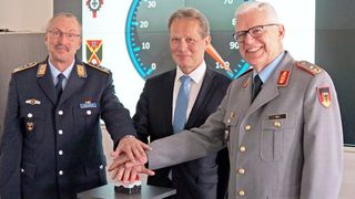 Oberst Michael Volkmer, BWI-Geschäftsführer Peter Blaschke und Generalmajor Klaus Veit (v. l.) bei der Inbetriebnahme der neuen 100 GBit/s-WAN-Strecke. (Bild: BWI Informationstechnik)