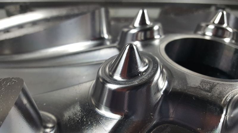 Für das Vorschlichten mit den beiden konischen EPBPN-Kugelfräsern (Durchmesser 4 und 8 mm) wurde bei Abschluss der Versuche 6,4 Stunden benötigt (früher 8,8 Stunden).  (MMC Hitachi Tool)