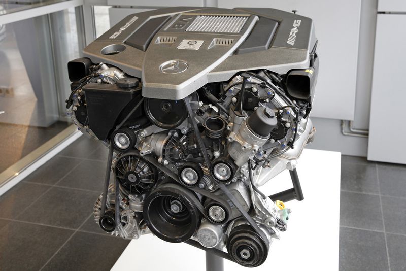 Manufaktur – das darf hier durchaus wörtlich genommen werden, denn die Motoren von AMG werden von Hand montiert. (Bild: Ferchau)