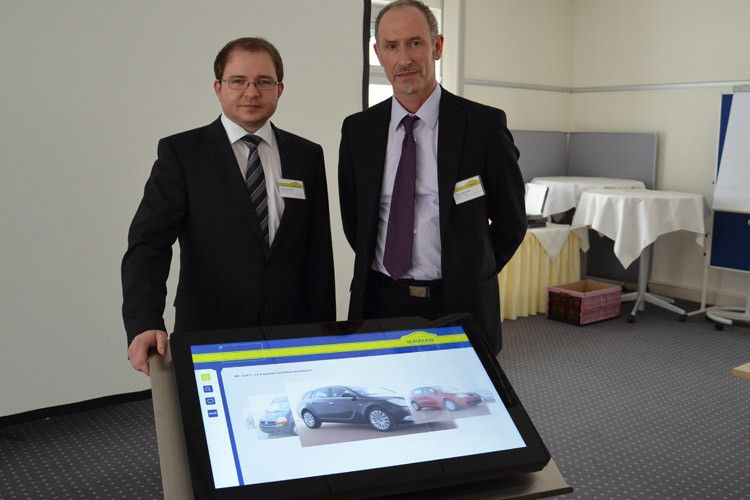 Torsten Möckel, Geschäftsführer der Autobund GmbH (li.), und Erich Laube, Geschäftsführer des Vogtländer Großhandels Laube Automobile, präsentierten den Partnern die neu entwickelte App, die den Fahrzeugverkauf vereinfachen soll. (Foto: Scheid)