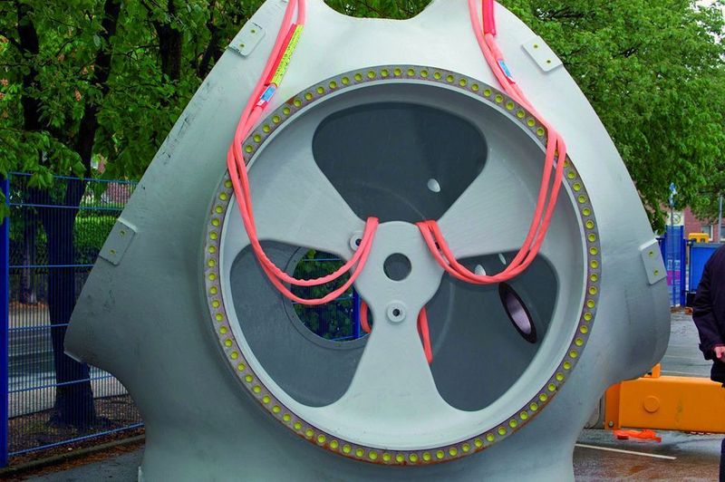 Bild 3: Der Mittelteil des Rotors, die sogenannte Nabe, an der die drei Flügel angebracht werden, kann beispielsweise leicht mit den für 20 t Traglast ausgelegten neuen Rundschlingen Magnum X von Spanset bewegt werden. Bild: Maienschein (Archiv: Vogel Business Media)