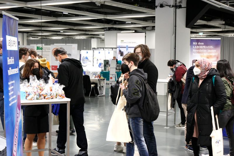 Zudem bekam jeder Besucher am Eingang eine kleine Süßigkeiten-Ration für den Tag.   Mehr Infos zu den kommenden LAB-SUPPLY-Messen finden Sie auf www.lab-supply.info.  (LABORPRAXIS, C. Lüttmann)