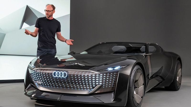 Der Audi Skysphere ist ein Show Car – ohne Chance auf eine Serienproduktion. Hier präsentiert Audi-Chefdesigner Marc Lichte das Modell persönlich. (Bild: Autoren-Union Mobilität/Audi)