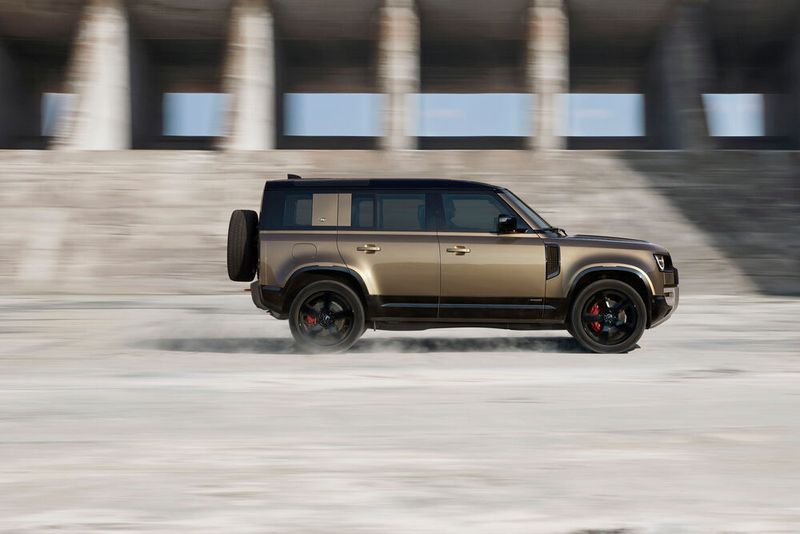 Die Karosserieüberhänge sind sehr kurz, die Schweller hoch. (Land Rover)
