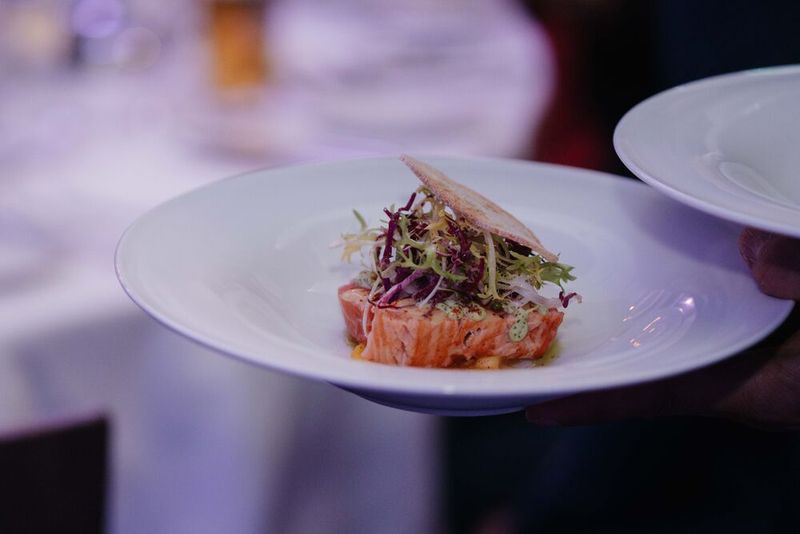 Die leckere Vorspeise besteht aus gebeiztem Lach auf Zitronen-Vinaigrette mit Bittersalat.  (Bild: Manuel Emme Fotografie)
