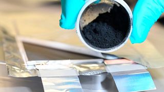 Wenn Lithium-Ionen-Batterien ihr Leben ausgehaucht haben, wurden sie bisher geschreddert, um an die verbauten Wertstoffe zu kommen. Ein Kreis von Forschern arbeitet in einem neuen Projekt nun daran, die Ausgangsmaterialien auf elegantere Weise wiederzugewinnen ... (Bild: INM)