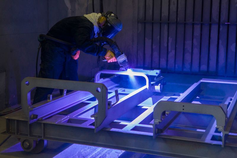 Beim thermischen Spritzen erhält der Stapler eine Legierung aus 85 % Zink und 15 % Aluminium. (Bild: Unicarriers)