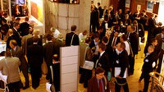 Auf dem Marktplatz rund um Elektronik im Fahrzeug tauschten sich 500 Teilnehmer in Baden-Baden über Software-Standards und Vernetze Systeme aus (Bild: VDI Wissensforum)