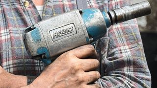 Komme, was wolle – mit einem Schlagschrauber verlieren festkorrodierte oder extrem festgezogene Schraubverbindungen ihren Schrecken. (Holz)