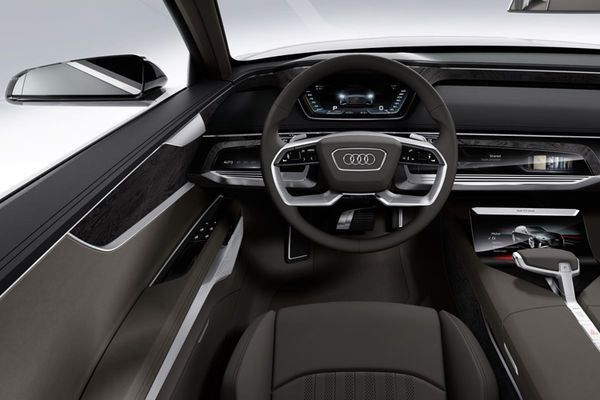Im Inneren erstreckt sich die berührungsempfindliche Bildschirm-Fläche quasi über das gesamte Armaturenbrett. (Foto: Audi)