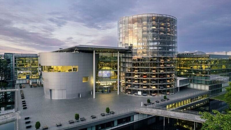 In der Gläsernen Manufaktur in Dresden endet die Serienproduktion. Stattdessen kooperiert der Autobauer dort mit der Technischen Universität Dresden.(Bild:  Volkswagen)