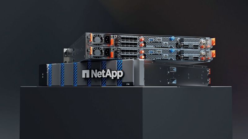 Die All-Flash-Storage-Systeme EF50 und EF80 von NetApp liefern mit einem Lesedurchsatz von über 110 GB/s und einer Schreibleistung von 55 GB/s eine deutlich höhere Performance  als die bisherigen Modelle der EF-Serie. Mit diesen Leistungswerten sieht NetApp das EF80 als ideal für Hochdurchsatz- und Niedriglatenz-Workloads wie KI- und HPC-Anwendungen an, während das EF50 eher als Speichersystem für gemischte Workloads wie transaktionsorientierte Datenbanken ausgelegt ist. (Bild: NetApp)