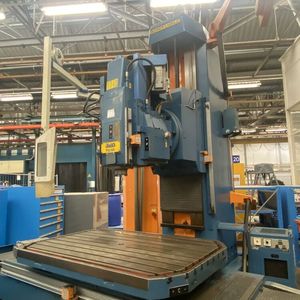 Von Bohner & Köhle wird noch eine weitere Vertikalfräsmaschine per Auktion verkauft. Es handelt sich um diese Anlage des Typs F63.100.(Bild:  Surplex)