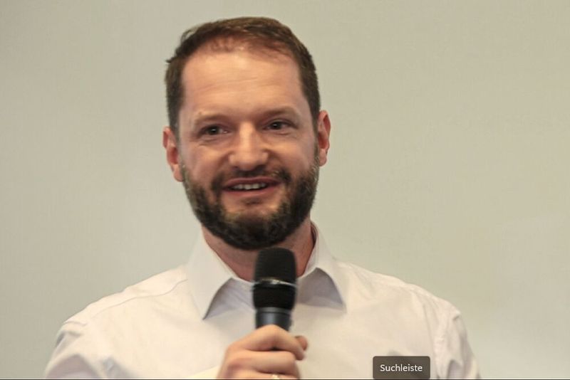 In seinem Vortrag im Plenum stellte Digital Solutions Consultant Niklas Neef die Plattform My rConnect vor, die speziell für die EDM-, Fräs- und Lasertexturierungsmaschinen von GF Machining Solutions entwickelt wurde. (Bild: Maschinenmarkt)