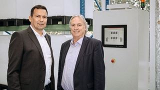 Dr. Peter Geigle, Vorstand CMBlu und Prof. Dr.‐Ing. Peter Gutzmer, Stellvertretender Vorsitzender des Vorstands der Schaeffler AG und Vorstand Technologie, unterzeichneten den Kooperationsvertrag für die Entwicklung großtechnischer Energiespeicher. (Schaeffler)