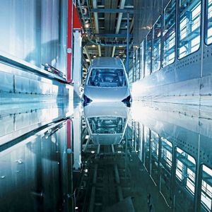 Bild 3: Lackierung im Tauchbad: Industrielle Wässer und Lacke lassen sich mit Elektroimpulsen entkeimen.