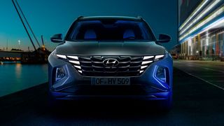 Markantestes Merkmal des neuen Hyundai Tucson sind die direkt in den Kühlergrill übergehenden Scheinwerfer. (Bild: Hyundai)