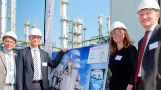 Eröffnungszeremonie im Werk Antwerpen (von links): Bart De Wever, Bürgermeister von Antwerpen, Frank Daman, General Manager Evonik Antwerp, Gaëlle Husser, Product Manager Aquavi Met-Met, Evonik Nutrition & Care, Reiner Beste, Chairman of the Board of Management, Evonik Nutrition & Care. (Evonik)