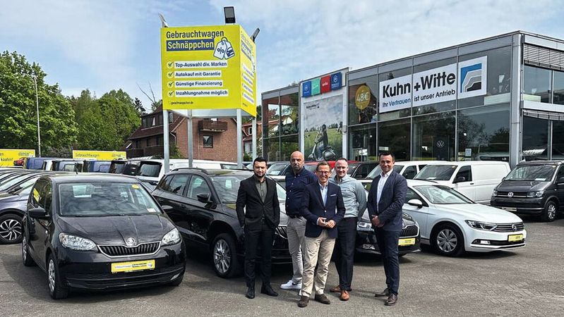 Die Schnäppchen- spezialisten vom Autohaus Kuhn & Witte mit Geschäftsführer Oliver Bohn (Mitte)(Bild:  Kuhn & Witte)