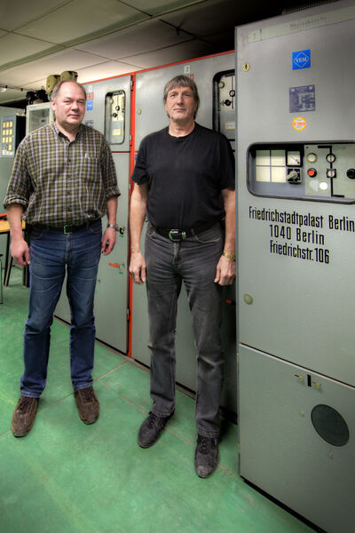 Elektrotechnik-Chef Andreas Horn (li) und Elektriker Paul Karlsch hüten stolz die riesige Trafostation aus DDR-Zeiten. (Friedrichstadt-Palast/Steven Coppenbarger)