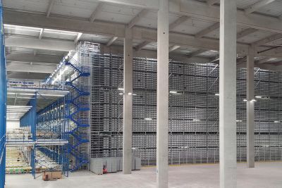 Das Herzstück der Logistikerweiterung: Im vollautomatischen Shuttlelager fahren 375 Shuttles durch die 15 jeweils 60 m langen Regalgassen. (Bild: Conrad)