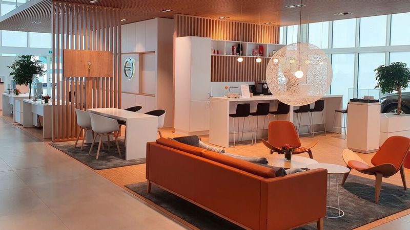 Neben dem Empfang sind hier auch eine Bar und die Kundenwartezone angesiedelt.  (Bild: Mauritz/»kfz-betrieb«)