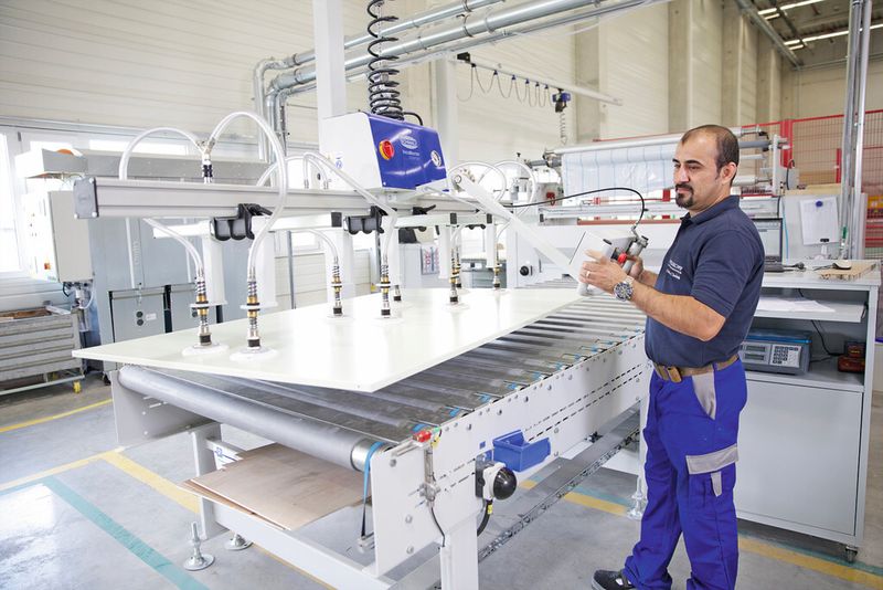 Medikomp setzt zur Fertigung variabler Operationssäle mehrere Vakuum-Hebegeräte von Schmalz ein, unter anderem zur Entladung einer Presse für Wandelemente. (Bild: Schmalz)