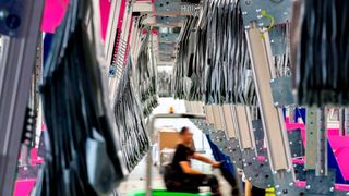 Das italienische Modehaus Calzedonia agiert weltweit. Dem Umbruch im Versandhandel und den damit steigenden Anforderungen begegnet das Unternehmen jetzt mit einem flexiblen sowie zeitsparenden Taschensortersystem der Beumer Group. (Beumer Group)