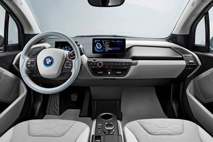 Der Innenraum wirkt puristisch … (Foto: BMW)