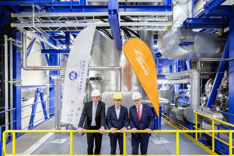 Stefan Kapferer, CEO der 50Hertz Transmission, Dr. Christof Günther, Geschäftsführer Infraleuna und Dr. Jürgen Ude, Staatssekretär für Strukturwandel und industrielle Großprojekte in der Staatskanzlei des Landes Sachsen-Anhalt, vor dem 35-Megawatt-Elektrodenkessel im Gas- und Dampfturbinenkraftwerk 2 am Chemiestandort Leuna (Bild: Jens Schlüter/ Infraleuna)