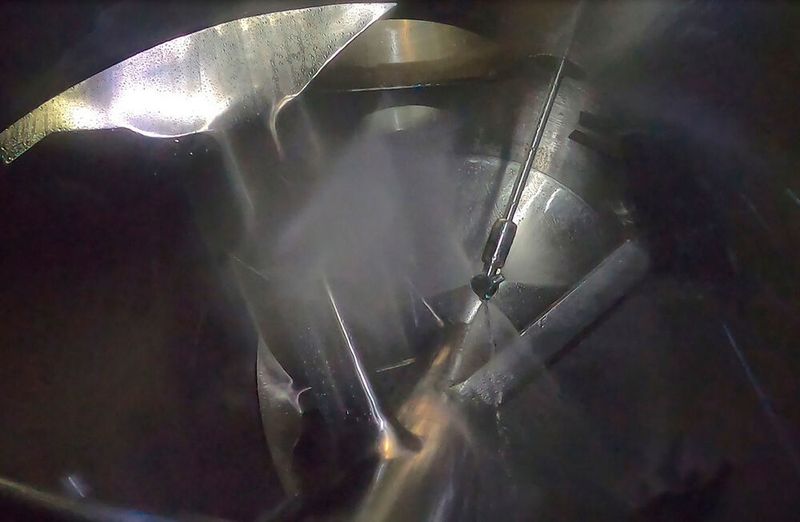 Rotationsreiniger mit Flachstrahldüsen in einem 10.000 l Pflugschar-Mischer in Betrieb. (Lödige Process Technology)