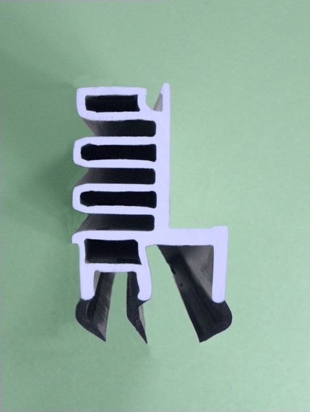Anspruchsvolle Geometrie: Dichtrahmen für Lichtkuppeln und Rauchgasklappen erfordern besonders aufwändig geformte Profile. Bild: SLS Kunststoffverarbeitung (Archiv: Vogel Business Media)