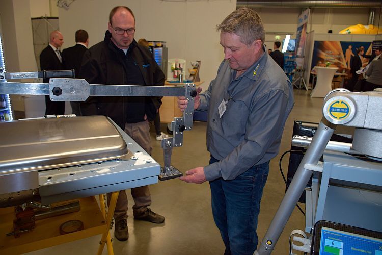 Richard Wolfrum zeigte einen zusätzlichen Stützensatz für das Miracle-System von Carbon. (Holz)