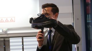 Sensation auf der Euroblech 2014:  der Magic-Shoe ist ein mit intelligenter Sensorik bestückter Arbeitsschuh. Mit ihm kann der Bediener einfach und frei beweglich mit seinem Fuß an jeder Position der Maschine den Hub auslösen. (Bild: Königsreuther)
