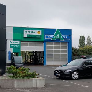 Mercedes-Stern und Automeister-Logo: Göbel verbindet erfolgreich beide Geschäftszweige.(Bild:  Rosenow/»kfz-betrieb«)
