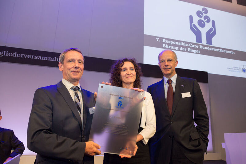 Platz 3 ging an Akzo Nobel, hier im Bild Stefan Kauerauf und Tina Plötz vom Unternehmen mit VCI-Präsident Kurt Bock (v.l.n.r.). (VCI/Darchinger)