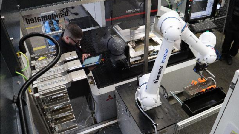 Herzstück der Gesamtlösung zur Automatisierung einer  Drahterodiermaschine ist ein Cobot HC10DTP von Yaskawa.(Bild:  b-automated Luciano Baumgart)