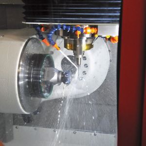 Bild 1: Das Thermomanagement regelt die Temperatur auf ± 0,02° genau. Daher arbeitet die Maschine auch nach 40 Stunden Dauerbetrieb noch genauso präzise wie beim Start der Bearbeitung.