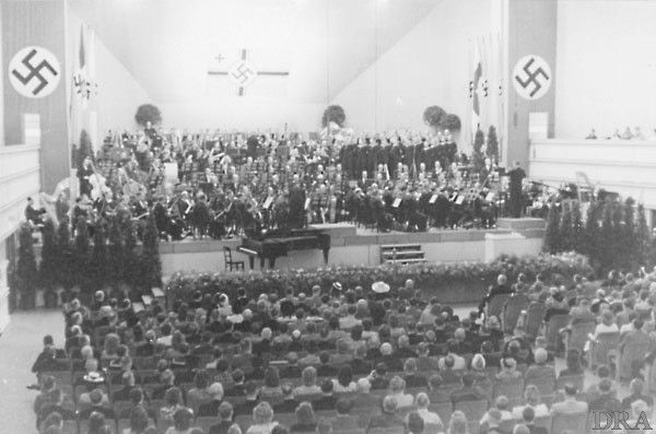 Leichte Unterhaltung nahm mit Kriegsbeginn 1939 einen immer größeren Stellenwert im Rundfunkprogramm ein. Sendefolgen wie das ”Wunschkonzert für die Wehrmacht” oder der ”Ankerspill” (1942) aus dem großen Sendesaal im Berliner Haus des Rundfunks erlangten große Popularität. (Bild: Deutsches Rundfunk Archiv (DRA))