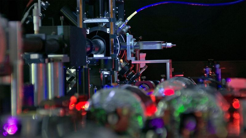 Das Bild zeigt das Herzstück eines Quantencomputers – Vakuumkammer mit Ionenspeicher. Die Ionen im Ionenspeicher werden mit Hochfrequenztechnik gesteuert.