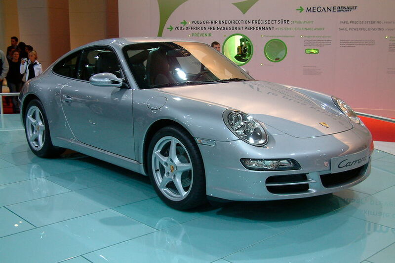 Von 2004 bis 2012 produzierte Porsche den 911er in der Baureihe 997. Das Leistungsspektrum reichte von 325 PS beim Carrera, über 480 PS beim Turbo bis hin zu 620 PS beim GT2 RS. (Porsche Carrera / storem / CC BY-SA 2.0)