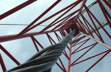 Auf bis zu 18.000 Torsionszyklen werden die tordierbaren Leitungen für den Loop im Testturm getestet. (Bild: Helukabel)