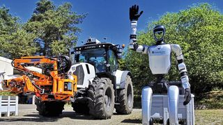 Einsatz auf dem Acker: Wie sich humanoide Systeme mit schweren landwirtschaftlichen Maschinen vernetzen lassen, wird in Ilmenau erprobt. (Bild: Fraunhofer IOSB)