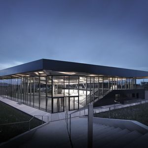 Der Bau entwickelt sich aus der Landschaft heraus: Ein großer Teil des Restaurants und die Küche mit ihren Nebenräumen sind unter Erdgeschossniveau abgesenkt.