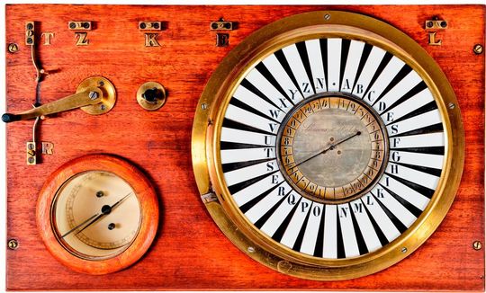 Damit hat bei Siemens alles angefangen: Ein sogenannter Zeigertelegraf, den man mit Fug und Recht als einen Meilenstein bei der Vernetzung der Welt betrachten kann. Ein Trend, dem sich das Unternehmen auch heute noch mit vielen Innovationen widmet.(Bild:  Siemens)